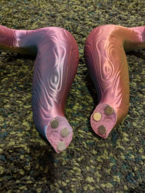 magnet position matches the ones on the head.